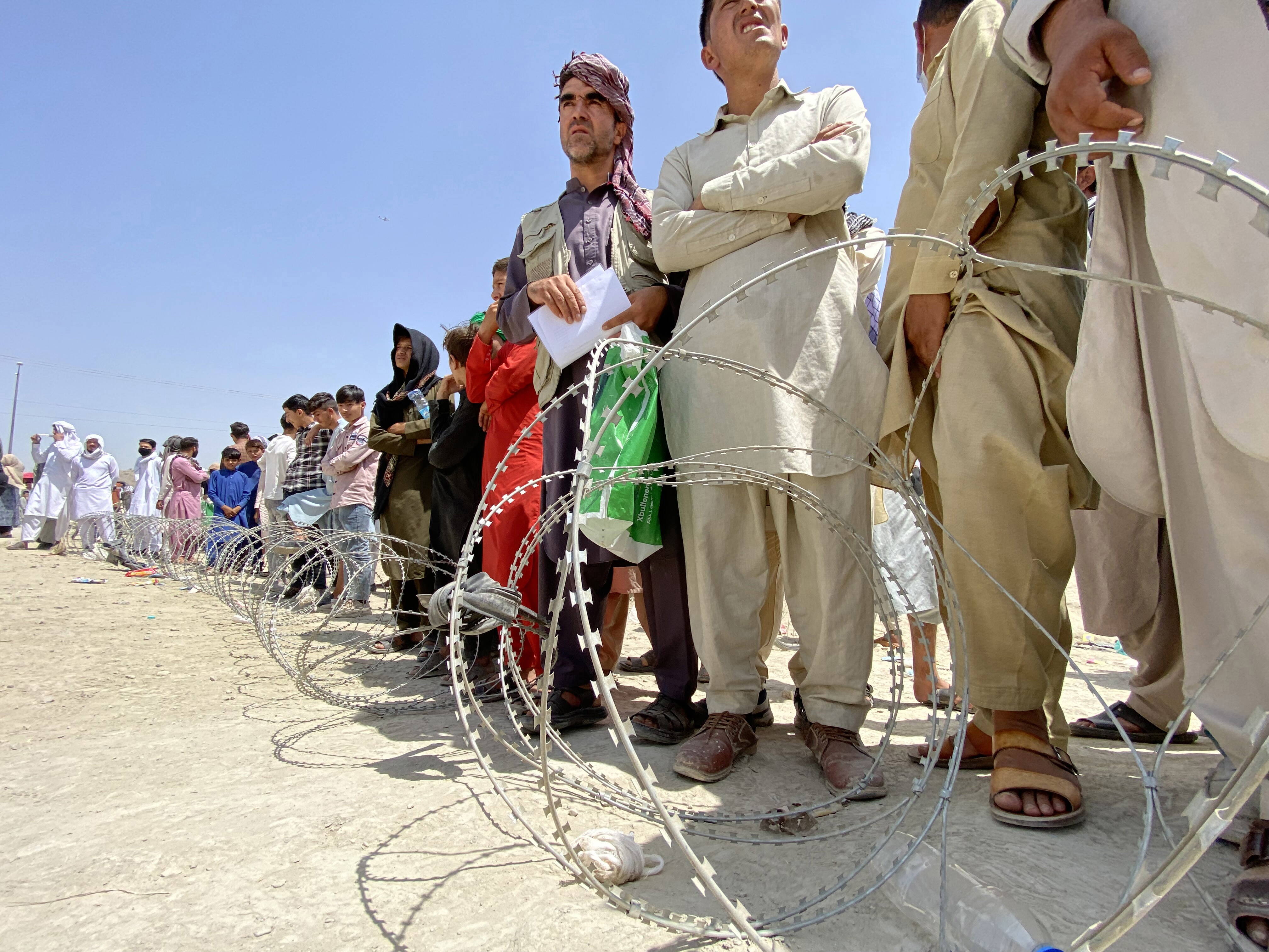 Byli afgańscy współpracownicy armii i administracji USA, NATO, UE i ONZ czekają przed lotniskiem Hamid Karzai, by opuścić kraj. 17.8.2021 EPA/STRINGER